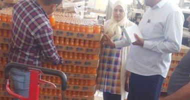 صور.. ضبط 5 أطنان "علب مانجو" مجهولة المصدر فى حملة تموينية بالعاشر من رمضان