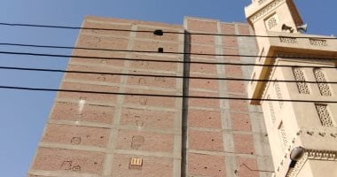 ميل شديد بأحد أبراج بمنطقة أبو راضى فى المحلة الكبرى .. صور