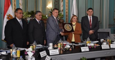 مجلس جامعة عين شمس يكرم الدكتورة مكارم الغمرى لحصولها على وسام بوشكين الروسى