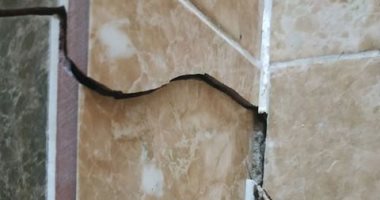 قارئ يستغيث من تصدع جدران منزله بسبب بناء عمارة بجواره فى كفر الشيخ