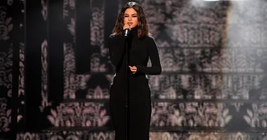 سيلينا جوميز بفستان بسيط ومحتشم من Norma Kamali سعره 294 جنيها استرلينيا 