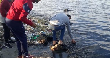 صور.. تلوث بحر الطابية شرق الإسكندرية بمخلفات المصانع وسحب عينات لتحليلها