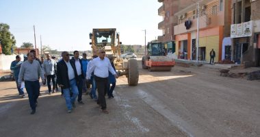 محافظ الوادى الجديد يتفقد أعمال التوسعة والرصف بشوارع مدينة الخارجة.. صور