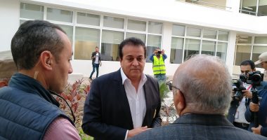 صور.. استقبال وزير التعليم العالى بالزغاريد بالجامعة المصرية اليابانية