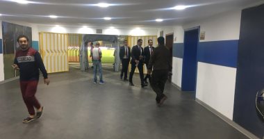 صور.. طاقم حكام الزمالك وإنبي يتفقدون الملعب مبكرًا قبل موقعة السلام