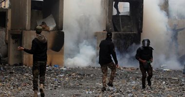 العراقيون يواصلون الإحتجاج وسط قنابل الغاز المسيل للدموع 