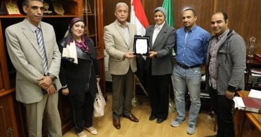 محافظ المنوفية يستقبل وفد الجامعة البريطانية بمكتبه بالديوان العام