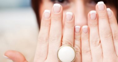 3 طرق سهلة للعناية بالأظافر المكسورة.. تجاهلها يزيد المشكلة