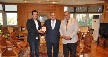 جامعة حلوان تكرم الفنان إيهاب توفيق بعد إحيائه حفلا غنائيا بالجامعة