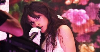 صور.. كاميلا كابيلو تفاجئ حضور American Music Awards وتغنى بالـ lingerie
