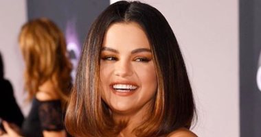 سيلينا جوميز تتألق بفستان من فيرساتشى خلال حفل جوائز الموسيقى الأمريكية .. صور