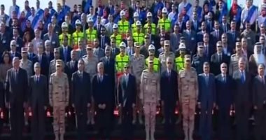 الرئيس السيسي يلتقط صورة تذكارية أمام أنفاق 3 يوليو جنوب بورسعيد