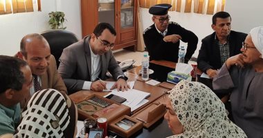 صور.. نائب محافظ الإسماعيلية يستمع لشكاوى أهالى أبوصوير