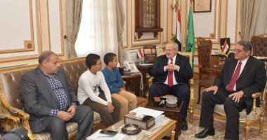 رئيس جامعة القاهرة يستقبل تلميذا متميزا بالرياضيات ويؤكد: نتكفل بنفقات تعليمه