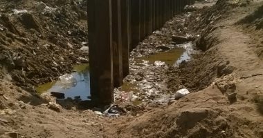 مياه الصرف الصحى تتراكم أمام محور الطوارئ فى مدينة السلام