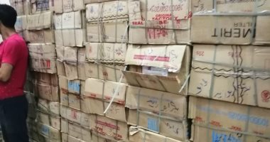 صور.. ضبط 8 آلاف كتاب مزور لدى إحدى شركات الشحن قبل نقلها إلى ليبيا.. ورئيس الناشرين المصريين: المزور اعتمد على الكتب الأكثر مبيعا من الروايات وكتب الأطفال والطبية التعليمية.. وشركة الشحن خارج نطاق الاتحاد