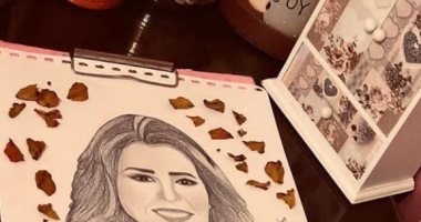قارئة تشارك برسومات باستخدام القلم الرصاص والفحم