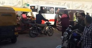 اضبط مخالفة.. سائقو المركبات يكسرون حاجزا خرسانيا أمام كوبرى الممر بالشرقية