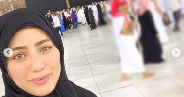 شاهد.. هايدي موسى تؤدي العمرة مع والدتها 