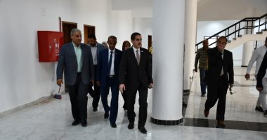 صور.. رئيس جامعة القناة يتفقد تنفيذ منطقه الملاعب المفتوحة
