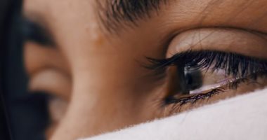 البكاء مش "نكد".. يفرغ المشاعر السلبية بدلاً من كتمانها