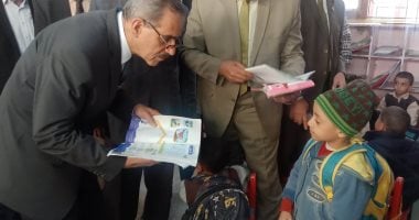 صور .. محافظ أسيوط يتفقد مدرسة أبوجبل الابتدائية بديروط ويقرر تكريم المتميزين