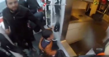 "اتكتبله عمر جديد".. وزيرة إيطالية تنشر فيديو للحظة إنقاذ طفل سقط من مركب مهاجرين