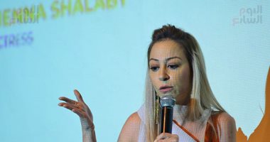 شاهد رد فعل منة شلبي على معجب قام بتقبيل يدها وأهداها باقة زهور