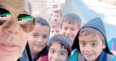 رامى إمام يوثق صداقته مع طلاب صغار يوميا على "إنستجرام" بالاطمئنان على دراستهم