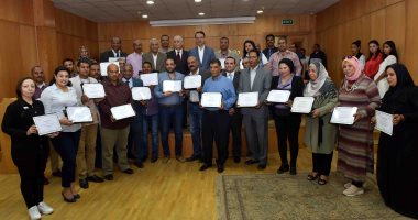 فيديو وصور.. محافظ الأقصر يوزع شهادات متدربى برنامج الجامعة الألمانية لدعم قيادات وموظفى المحافظة
