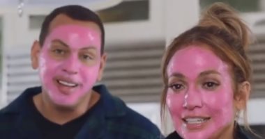 جينيفر لوبيز وكيم كاردشيان يعلنان بـ"خفة دم" عن أحدث أجهزة الفيديو كول