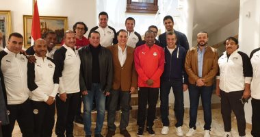 صور.. منتخب الشباب ومجلس الأهلى على مأدبة عشاء سفير مصر بتونس