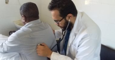 قافلة طبية توقع الكشف المجانى على 2600 مواطنا فى قرى إدفو بأسوان.. صور