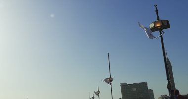 اطفوا النور ..قارئ يشارك بصور لأعمدة كوبرى قصر النيل مضاءة نهارا
