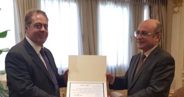 عمر مروان يكرم الموظفين المتميزين بوزارة شئون مجلس النواب