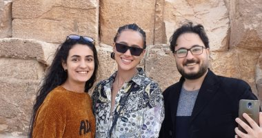 صور.. نجمة "صراع العروش" ناتالى إيمانويل تزور الأهرامات 