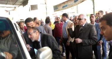 محافظ الجيزة يقطع جولته لتوفير سيارات سرفيس للركاب ويسحب رخص سائقين بإمبابة