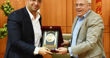 محافظ بورسعيد يكرم نائبه السابق بعد تعينه فى الحركة الجديدة محافظا لبنى سويف