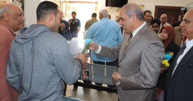 طلاب ماليزيا وإندونيسيا يوزعون الورود للمرضى والعاملين فى مركز القلب بالأزهر