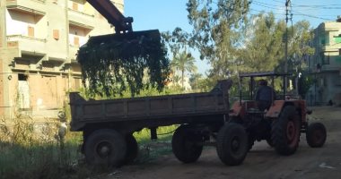 استكمال أعمال تطهير ترعة الساحل بكفر سليمان فى دمياط