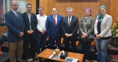الفنون التطبيقية بجامعة حلوان تعرض تصميماتها لتجميل أسوار مطار القاهرة 