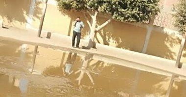 ارتفاع منسوب الصرف الصحى يغرق فناء مدرسة الناصر صلاح الدين بالخانكة.. صور
