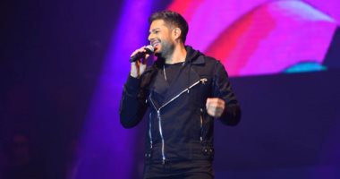 فيديو نادر.. محمد حماقى فى كورال مصطفى قمر بإحدى الحفلات