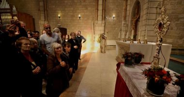 صور.. عرض قطعة من مزود السيد المسيح فى القدس قبل عيد الميلاد