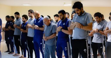صور.. بعثة بيراميدز تصلى الجمعة بفندق الإقامة فى نيجيريا
