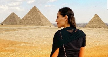 شاهد.. الممثلة البرازيلية ريبكا دا كوستا تستمتع بالحضارة المصرية فى الهرم