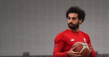 محمد صلاح لاعب كرة سلة.. والجمهور: "هتغير الكارير ولا إيه"
