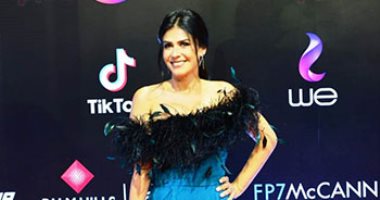 رئيس القاهرة السينمائى وبسمة وحنان مطاوع يصلون حفل الختام