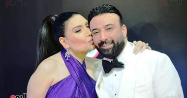 بوس الأحبة.. شاهد قبلة عبير صبرى لزوجها فى ختام القاهرة السينمائى