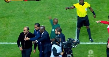 فيديو .. مشادة كلامية بين دكة الأهلى و النجم الساحلى